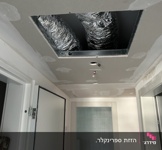 תעלות אוורור בתקרה עם חיבורים חשמליים